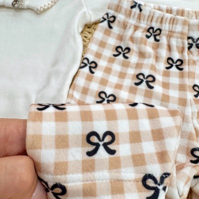 Conj. Body Manga Longa Gola Bordada e Calça em Plush Lacinhos - Off White e Caramelo